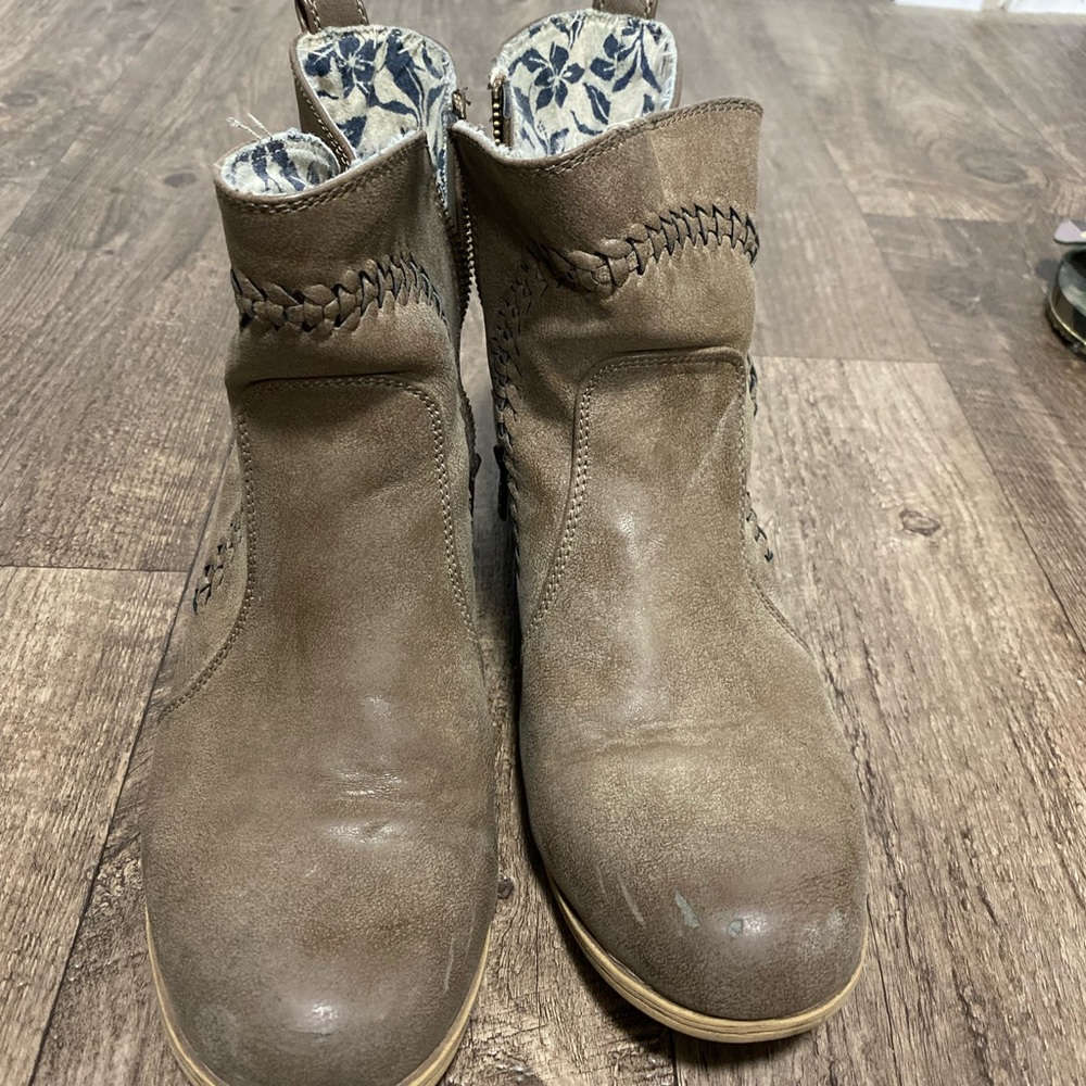 Ankle boots, very comfy!!